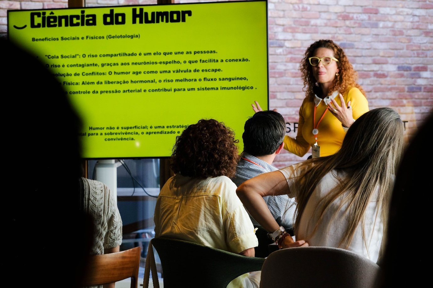 Abbadhia Vieira apresenta a Ciência do Humor para uma turma