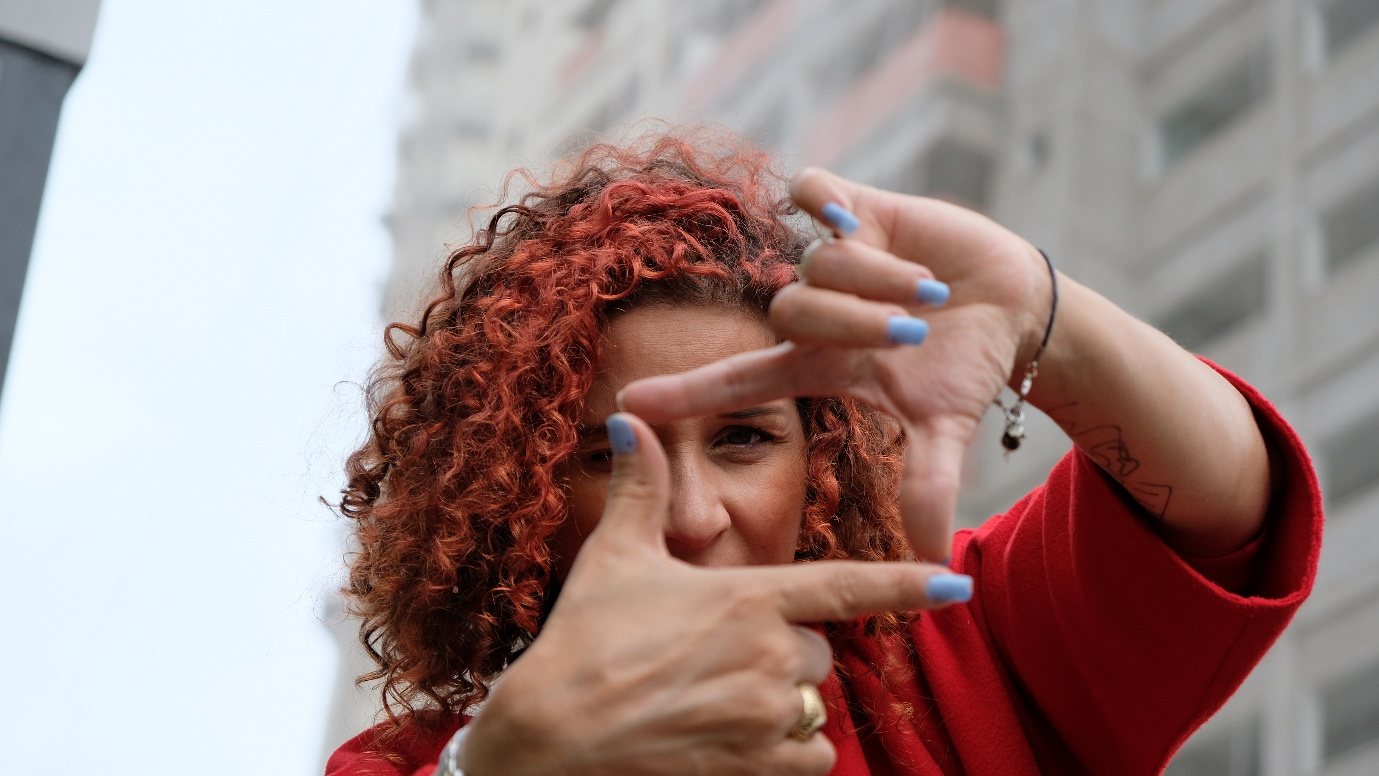 Abbadhia Vieira enquadra a câmera com as mãos